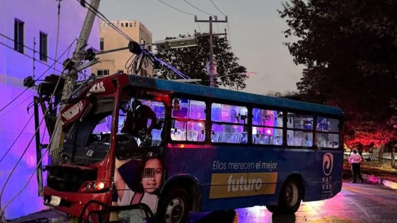 Fuerte accidentete de autobús en Cancún deja varios lesionados.