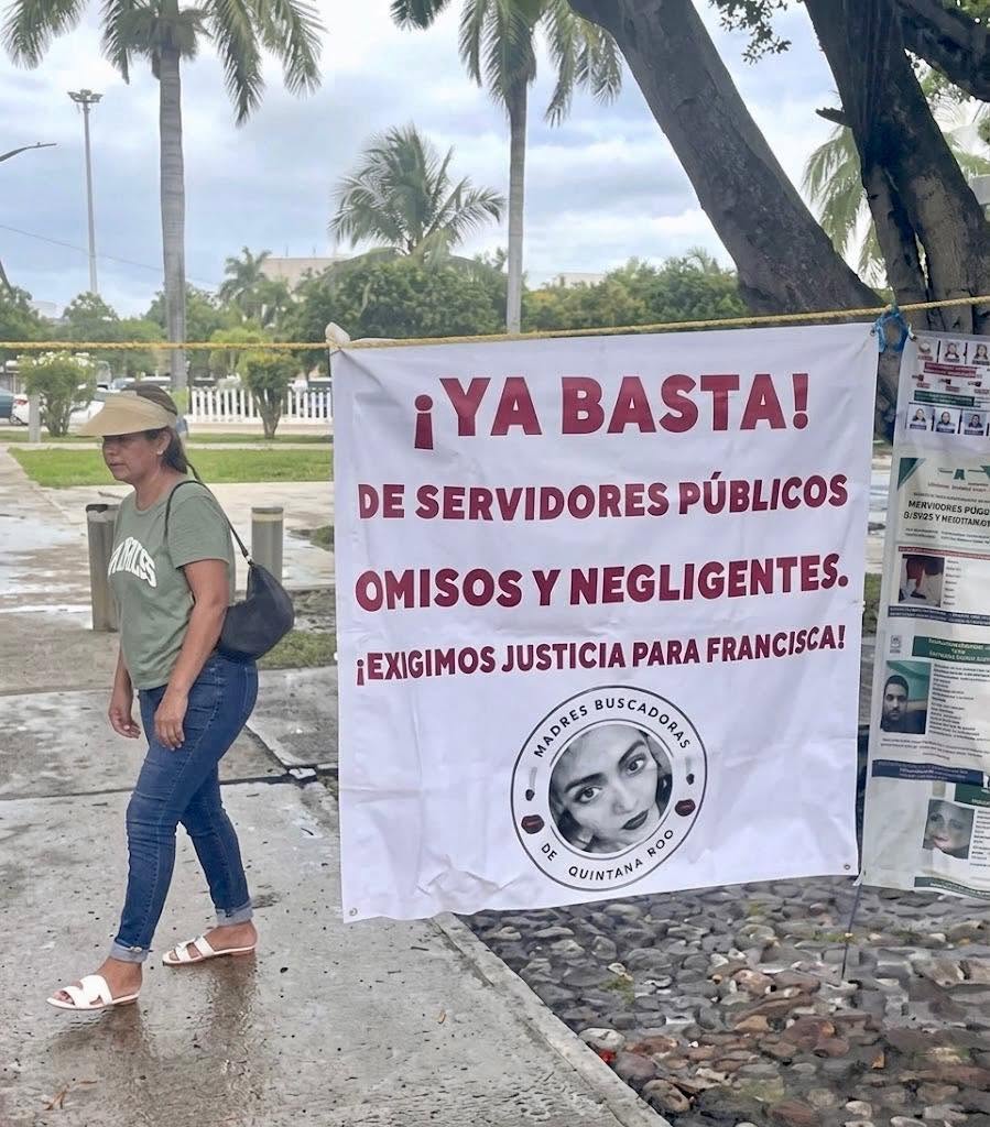 MADRES BUSCADORAS PROTESTAN EN AEROPUERTO DE CANCÚN DURANTE EL MUNDIAL